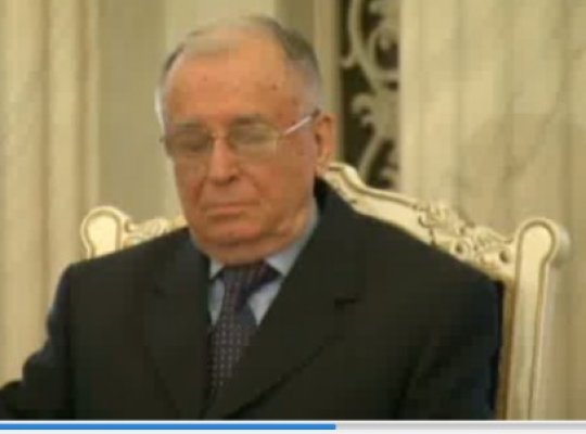 Ion Iliescu a ADORMIT la ceremonia de la Cotroceni